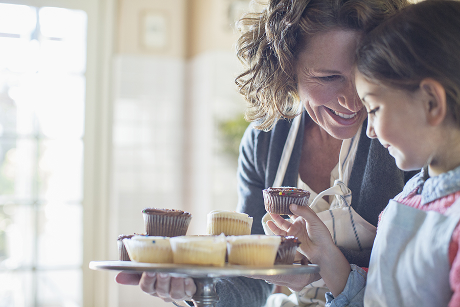Woman-daughter-cupcakes