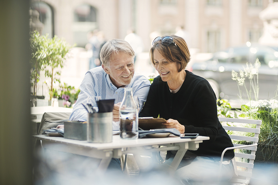 Couple-working-lunch