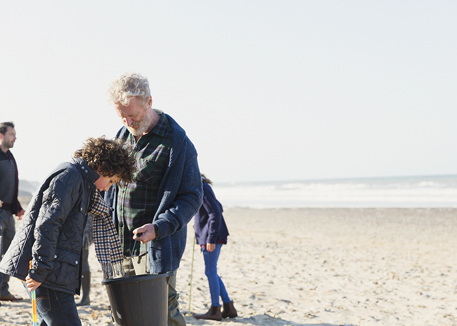 Family-look-into-bucket
