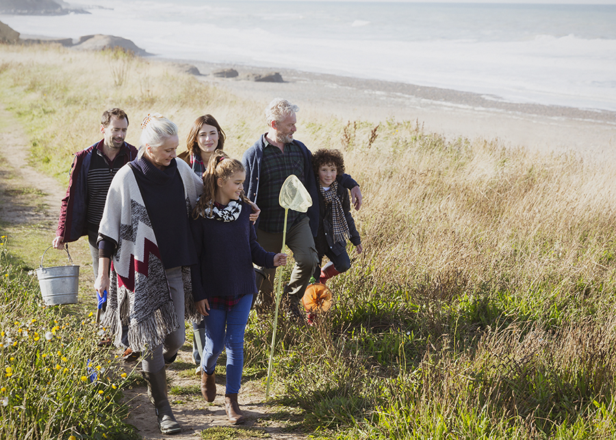 Family-coastal-walk